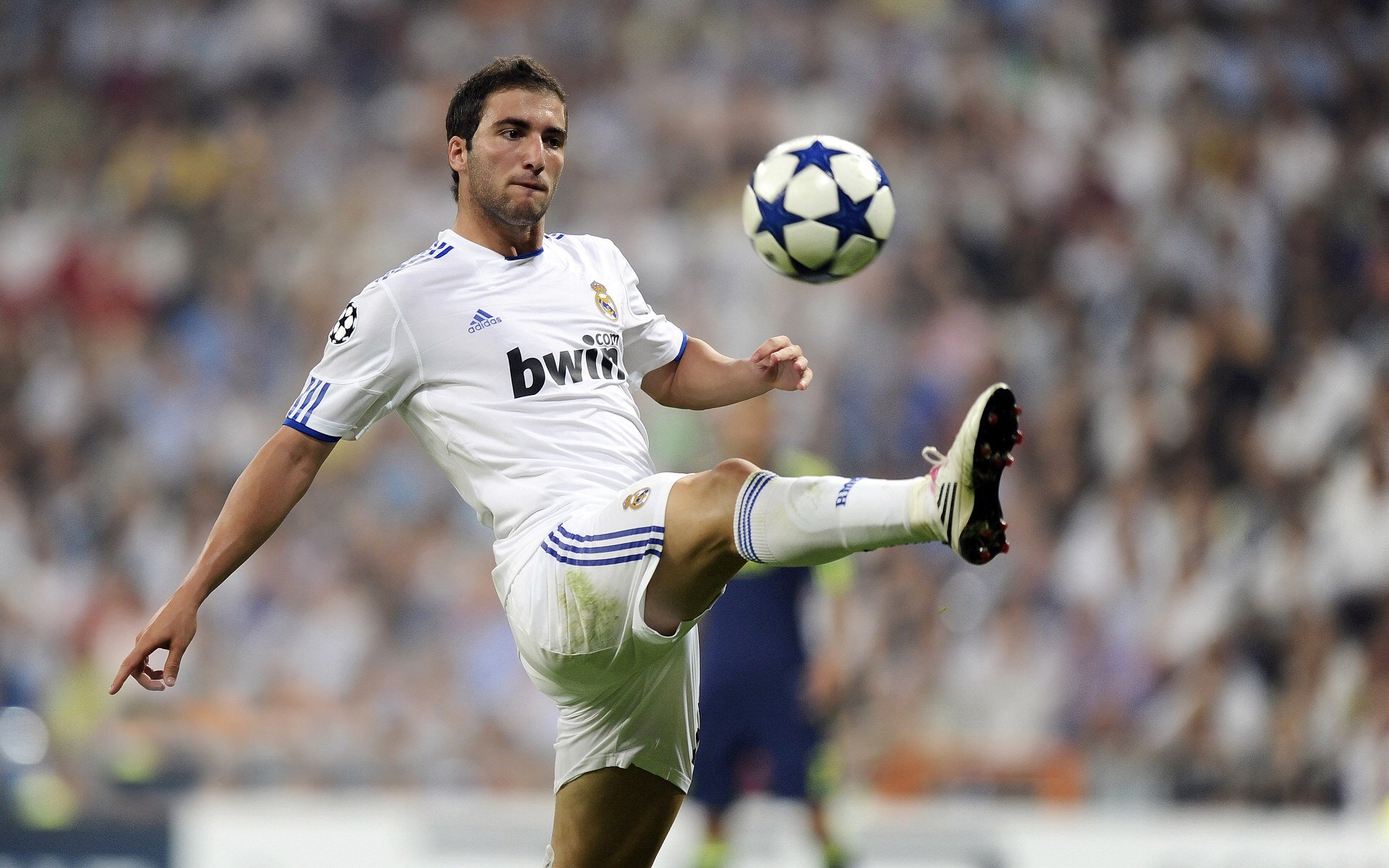 “安赫尔·巴尔博萨的精确反击与无懈可击的突破，帮助阿根廷美洲狮队应对强敌”